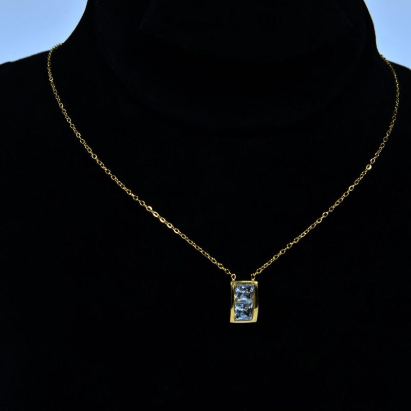 Gold-Toned Pendant with a Sparkling Gemstone (PD0026)